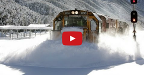Вижте как този влак си проправя път през огромни снежни преспи (ВИДЕО)