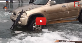 Тези изобретателни руснаци са направо герои! Вижте как няколко човека ръчно вадят джип паднал в замръзнало езеро! (ВИДЕО)