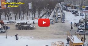 Танк тегли камион в Русия! Ето така се прави! С каквото може с това се тегли! (ВИДЕО)