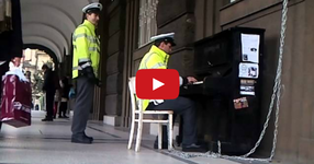 Полицай свири на пиано в центъра на Прага! УНИКАЛЕН! (ВИДЕО)