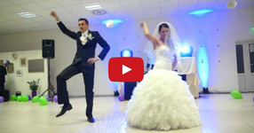 Младоженци побъркаха гостите си с първия си танц (ВИДЕО)