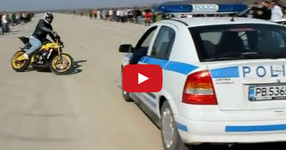 Моторист който си прави гаргара с българската полиция (ВИДЕО)