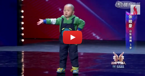 СЛАДУР! 3-годишно китайче побърка нета с уникалния си танц (ВИЖТЕ взривяващото му изпълнение)