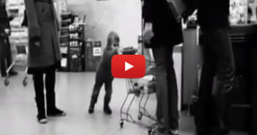 Как бързо да успокоиш неспокойно и глезено дете в магазин за хранителни стоки? (ВИДЕО)