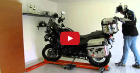 Идеалното решение за мотоциклетистите, които имат малко пространство в гаража! (ВИДЕО)