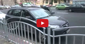 Руснак измисли начин как да си защити автомобила от паяк! (ВИДЕО)