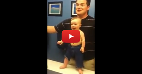 Лудо бебе си показва мускулите пред огледалото :) (ВИДЕО)