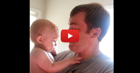 Видео от момента, в който бебето за първи път вижда баща си без брада. То трябваше да се увери, че това наистина е той. Страхотно!