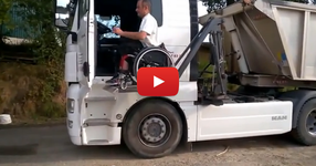 Тираджия инвалид показва как управлява своя камион! Ето това се казва силен дух! (ВИДЕО)