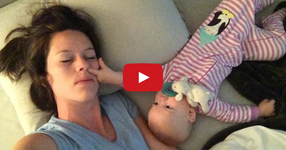 ВИЖТЕ какво се случва докато майката се опитва да заспи с бебето си... (ВИДЕО)