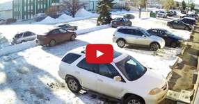 Канадка демонстрира най-некадърното излизане от паркинг! Такова нещо през живота НЕ сте виждали! (ВИДЕО)