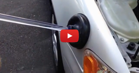 Ето колко бързо и ефикасно може да си поправите чукнатите места по вашата кола! (ВИДЕО)