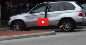 Полицай постави скоба на задното колело, но тази БРУТАЛНА жена реши да действа по своя начин! (ЛУДО ВИДЕО)