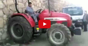 ВИЖТЕ как този ЛУД турчин паркира трактора си до стената! (ВИДЕО)