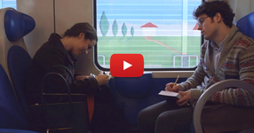 Той всеки ден сядаше срещу тази жена във влака. Това, което той направи, за да изрази чувствата си е НЕВЕРОЯТНО! (ВИДЕО)