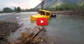 ГЛЕДАЙТЕ как това руско чудовище успя да се измъкне от няколко метрова река! (ВИДЕО)
