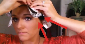 Тя уви косата си с алуминиево фолио. Когато го махна, резултатът е НЕВЕРОЯТЕН! (ВИДЕО)