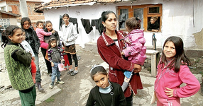 ШОКИРАЩО!!! 400 лева месечно за ромските майки