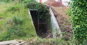 УНИКАЛНО! Жена си купи стар занемарен бункер, и само вижте в какво го превърна! (ВИДЕО)