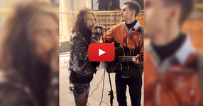 Този уличен музикант пееше песен на групата Aerosmith, но изведнъж зад него се появява самият Стивън Тайлър! ГЛЕДАЙТЕ какво се случва! (ВИДЕО)