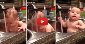 Ще се смеете до сълзи, след като видите какво прави това бебе в мивката! (ВИДЕО)