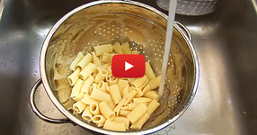 ВАЖЕН СЪВЕТ за всяка домакиня! ВИЖТЕ как се готви най-вкусната паста! Резултатът ще ви накара да си оближете пръстите! (ВИДЕО)
