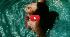 Прилича на жена, която плува, но ако се вгледате внимателно, ще останете ПОРАЗЕНИ! (ВИДЕО)