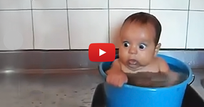 Ще се смеете до сълзи, след като видите какво прави това бебе в кофата с вода! (ВИДЕО)