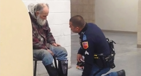Снимката, която обиколи света: Бездомен човек отказва да напусне магазина! Това, което полицаят вижда... разбива сърцето му!
