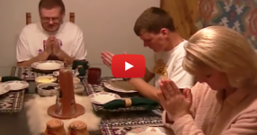 Преди всяко хранене това семейство се моли. Ще останете учудени обаче, когато видите кой се присъединява към тях на масата в последния момент! (ВИДЕО)