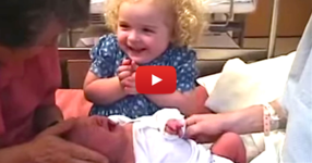 Погледнете как малкото момиченце реагира, когато вижда новородената си сестричка за първи път (ВИДЕО)