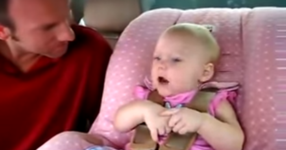 Това малко бебенце се опитва да разкаже една случка на баща си... Ефектът? Няма да може да спрете да се смеете! (ВИДЕО)