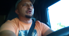 ЧУЙТЕ и ВИЖТЕ как този сръбски тираджия пее, докато шофира! ЩЕ ВИ НАПЪЛНИ ДУШАТА И СЪРЦЕТО С ТАЛАНТА СИ! (ВИДЕО)