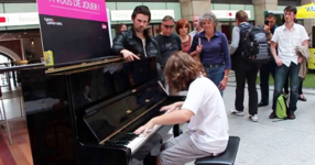 На гарата в Париж имаше едно пиано. Това БЪЛГАРЧЕ отиде, седна и направи нещо УНИКАЛНО! (ВИДЕО)