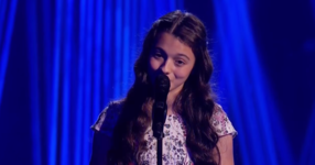 13-годишно момиче започва да пее една много известна песен. Ще останете поразени обаче, когато чуете по какъв начин пее! ЕТО ТОВА СЕ КАЗВА ГЛАС ДАР ОТ БОГА!! (ВИДЕО)