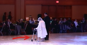 94-годишна баба се качва на сцената с проходилката си. Вижте какво се случва, когато съблече якето си... (ВИДЕО)
