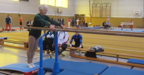 Ще се хванете за главата, когато видите какво прави тази 90-годишна баба на успоредката в зала за гимнастика! (ВИДЕО)