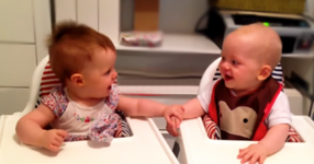 Майка записва своите 10-месечни близнаци, докато се смеят без причина. Вижте ги! Те ще направят вашия ден по-хубав! (ВИДЕО)