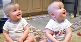 Тези две близначета чуват татко им да киха за първи път. Гледайте какво правят след това (ВИДЕО)