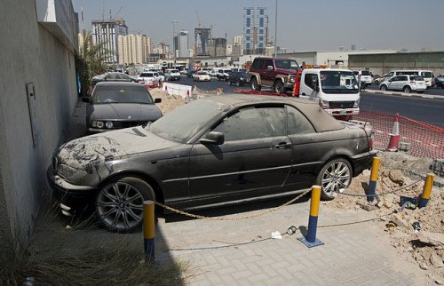изоставени коли в Дубай