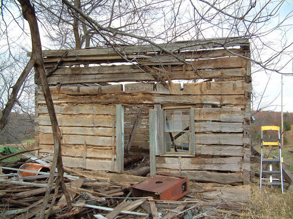 пенсионер реставрира колиба от 1870 година