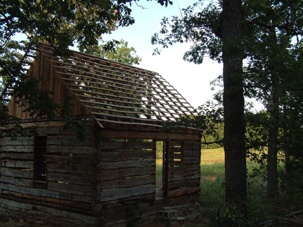 пенсионер реставрира колиба от 1870 година